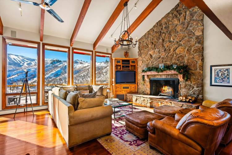 Cozy Mountain Escapes: Aspen and Snowmass Vacation Rentals with Hot Tubs, Fireplaces, and Stunning Views Cozy Mountain Escapes: Aspen and Snowmass Vacation Rentals with Hot Tubs, Fireplaces, and Stunning Views